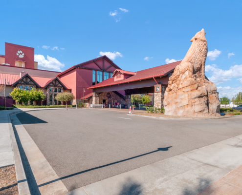 wide shot of great wolf lodge entrance w/ wolf statue